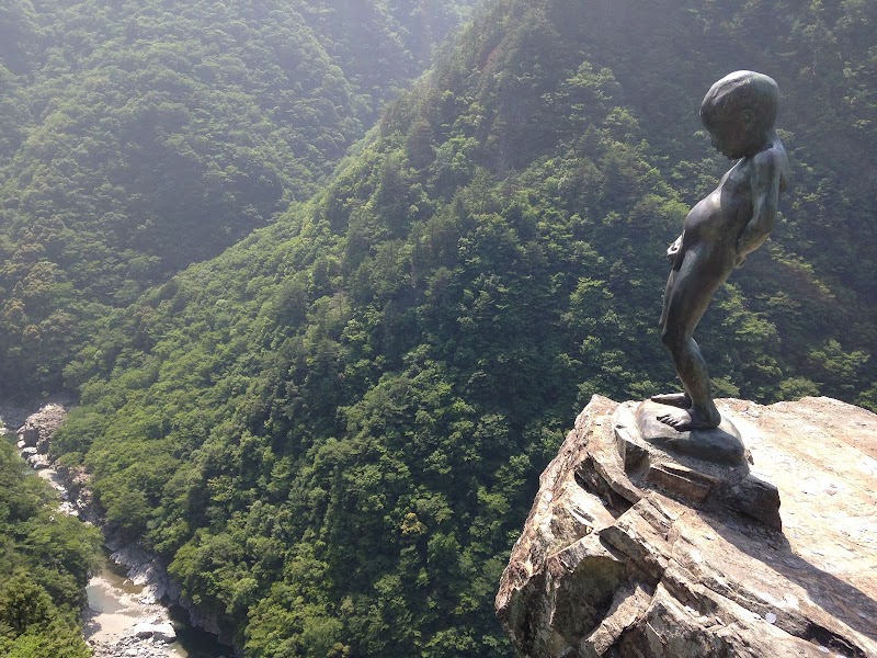 이야 계곡 소변 소년상